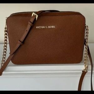Like New Michael KORS Leather Jet Set East West Crossbody Bag